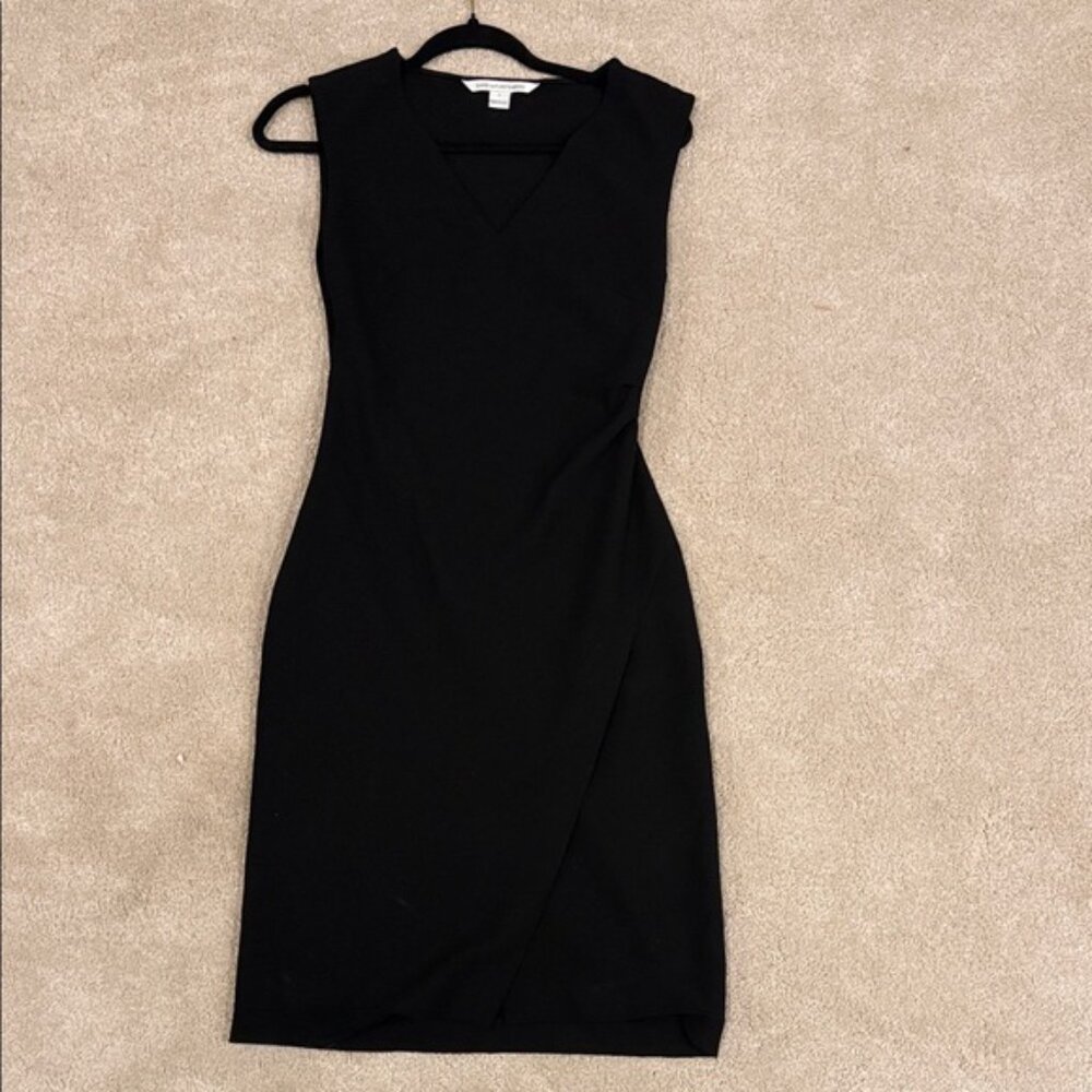 Diane von Furstenberg Black Sleeveless V-Neck Dress w/side ruching & side slit - Picture 3 of 7
